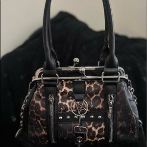 I only used it maybe a few times. No stains or marks. Looks brand new!